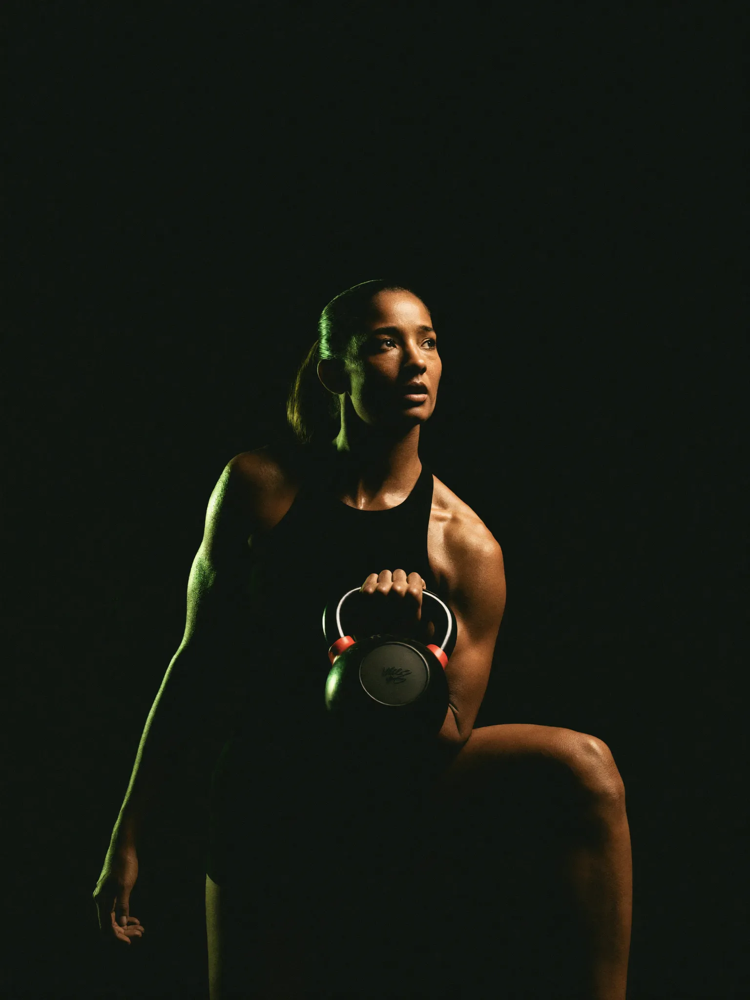 Atleta entrenando fuerza con pesa rusa